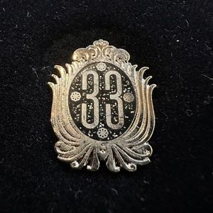 RARE Disneyland Club 33 exclusive lapel pin